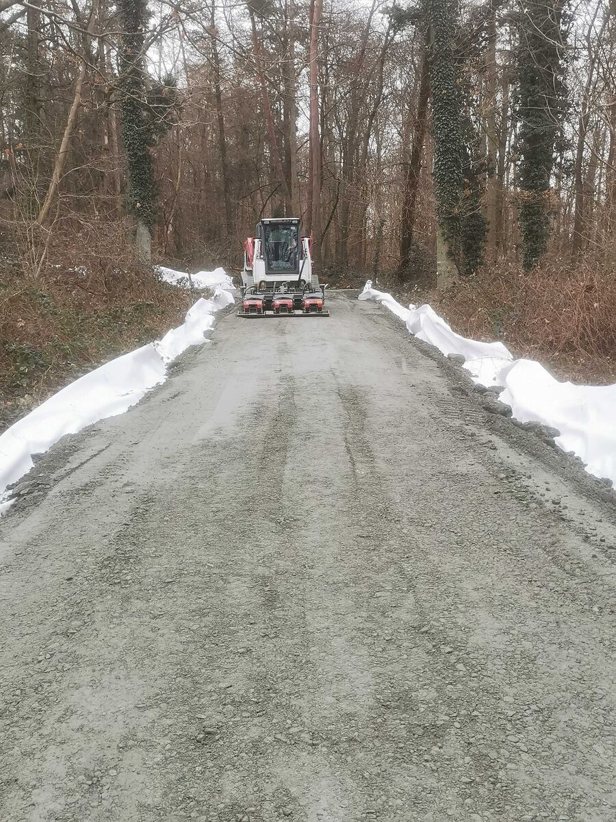 Baufahrzeuge und Baustraße am Jungen Wald