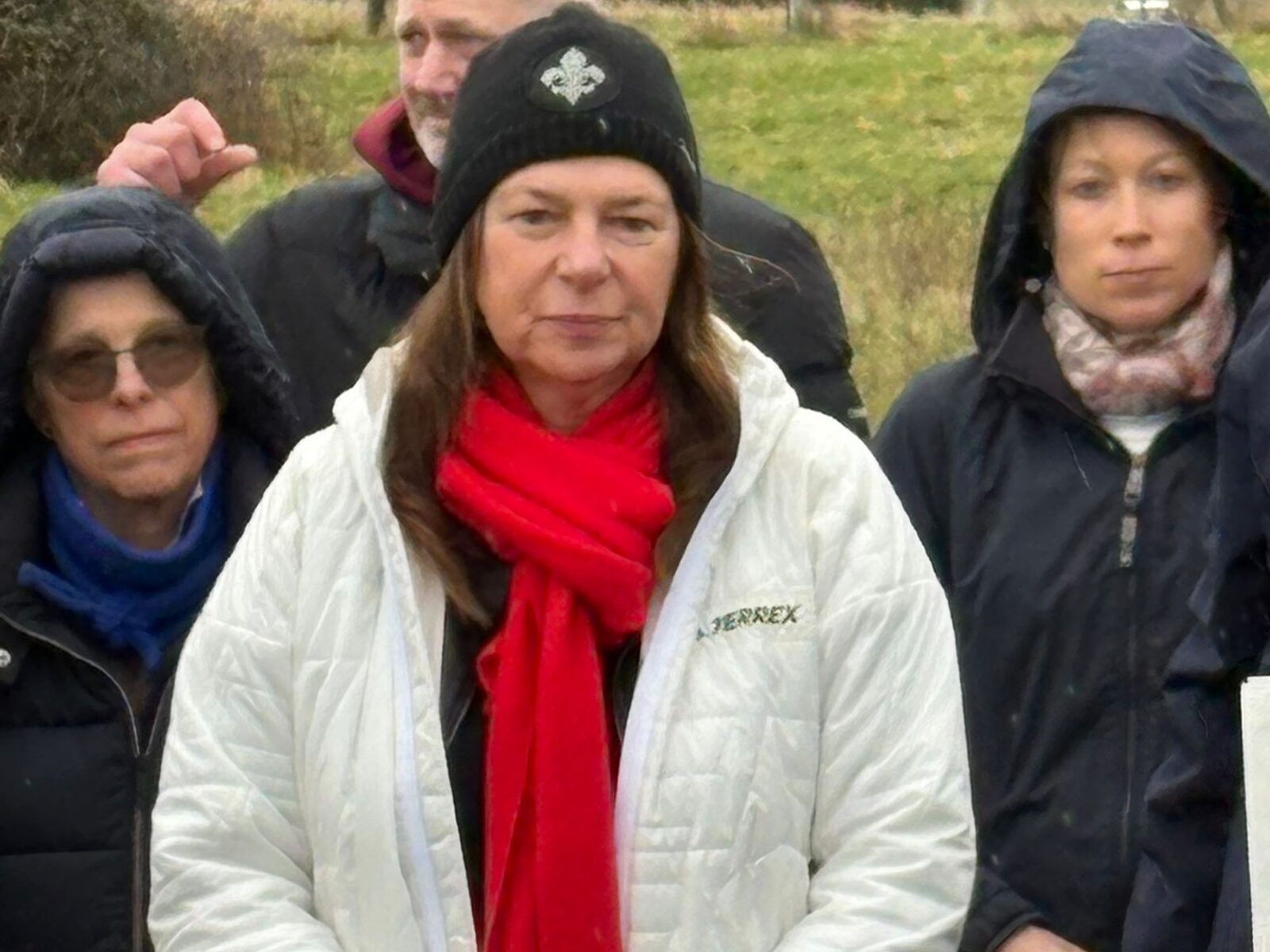 Teilnehmende beim Spaziergang, darunter Bürgermeisterin Christiane Hinninger