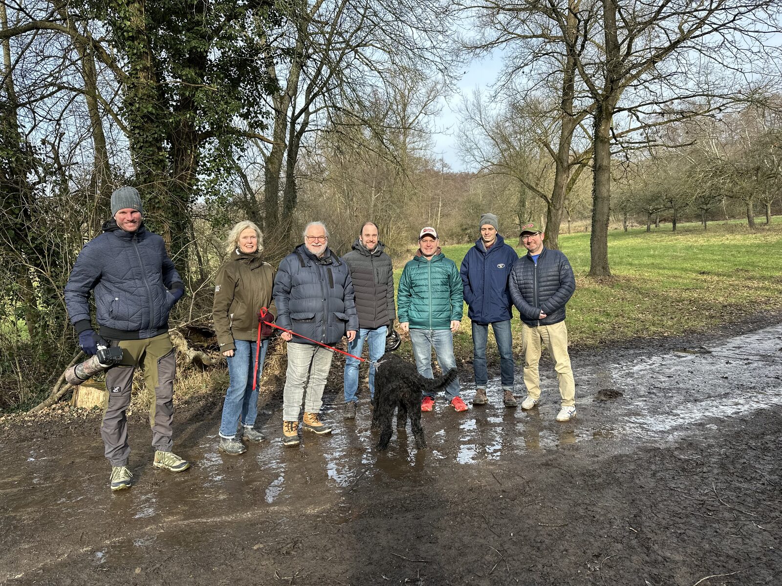 Teilnehmende beim Informationsspaziergang an den Prügelwiesen in Breckenheim