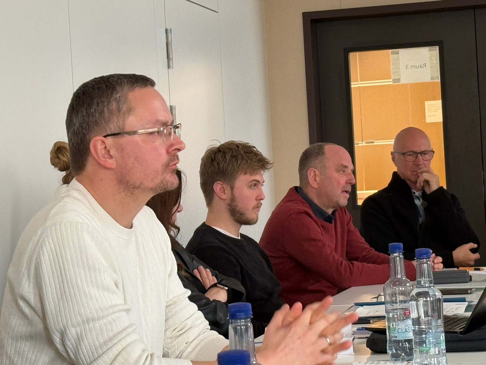 Gesprächsrunde beim Vor-Ort-Termin mit Amprion im Vereinshaus Breckenheim