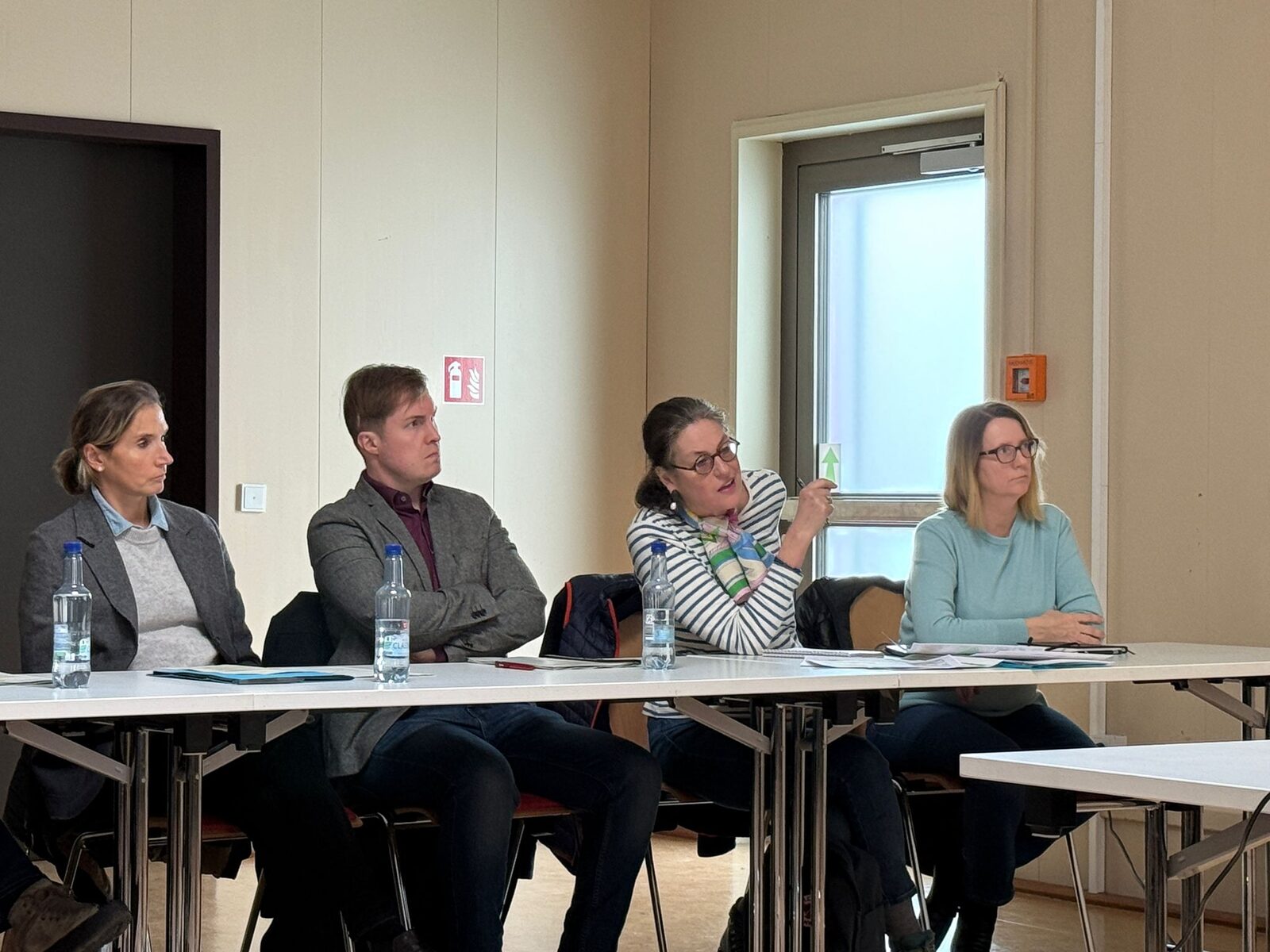 Teilnehmende beim Vor-Ort-Termin mit Amprion im Vereinshaus Breckenheim